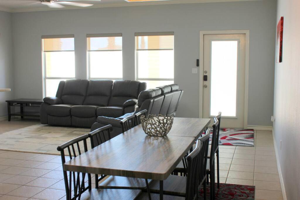 Spacious Home, Short Walk To Beach, Heated Pool! Corpus Christi Exterior foto